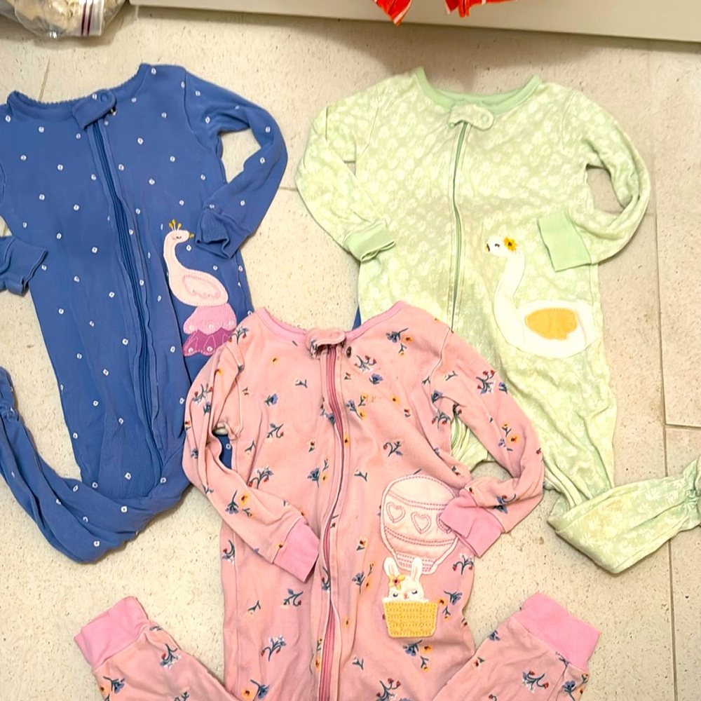 🎀 Bundle of 3 Girls zippered pajamas.